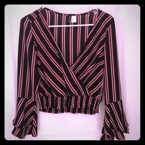 💥LIKE & I’LL DISCOUNT!💥 NWOT H&M bell sleeve top